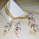 Mi proyecto del curso: Creación de bisutería de papel con técnicas de origami. Un projet de Création d'accessoires, Artisanat, Design de bijoux, Papercraft, St, lisme , et DIY de Elizabeth Jaime - 11.04.2023