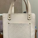 My project for course: Create Custom Hand-Sewn Leather Bags. Un progetto di Design di accessori, Artigianato, Fashion design e Cucito di Elayne Ries-Cesaro - 24.04.2023