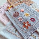 Libro-muestrario de Bordado. Un proyecto de Bordado, Diseño textil y Artesanía de Gabi Goitía (Tejiendo Raíces) - 07.05.2023