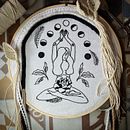 Femme lunaire . Un projet de Broderie de Christine Belin-Munier - 13.05.2023