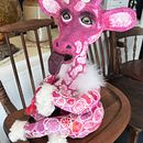 Giselle the Diva Giraffe . Sculptură, Colaj, Artizanat din hârtie, Pictură acrilică, Upc și cling de shmelle - 10.15.2022