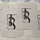 Lino print of a guitar on a handmade paper Ein Projekt aus dem Bereich Prägung und Kartonmodellbau von Aleksandra Aprilova Александра Априлова - 26.01.2023