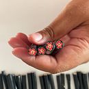 Hibiscus 🌺 polymer clay cane. Un progetto di Design di gioielli di Allison Miller - 07.06.2023