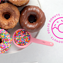 Dolce Donuts. Een project van  Ontwerp,  Br, ing en identiteit y Grafisch ontwerp van rromina - 08.06.2023