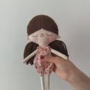 Mi proyecto del curso: Muñecos de tela: diseño, costura y creación de contenido. Un progetto di Artigianato, Design di giocattoli, Social media, Fotografia con smartphone, Fotografia di prodotti, Cucito, Fotografia per Instagram, Modellistica e confezione sartoriale di crisrabi - 17.06.2023