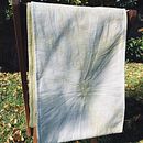 Mi proyecto del curso: Teñido textil con pigmentos naturales (curcuma y hojas de acelga) con la tecnica Shibori . % Alexandra Glaser tarafından hazırlanan Kendin Yap, Tekstil Bo, ama, Tekstil Tasarımı, Dekoras, Ve on projesi - 06.23.2023