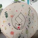 Mi proyecto del curso: Técnicas básicas de bordado: puntadas, composiciones y gamas cromáticas. Accessor, Design, Costume Design, Embroider, Color Theor, and Textile Design project by Maria Gabriela Valero Pereira - 06.25.2023