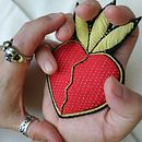 El corazón en oro. Ilustração tradicional, e Bordado projeto de Rebeca Rodríguez González - 02.07.2023