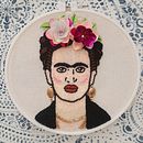 Mi proyecto del curso: Retratos bordados en pedrería . % Celina Lagunes Rivera tarafından hazırlanan Aksesuar Tasarımı, Dekoras, on, Tekstil Tasarımı, Ve Nakış projesi - 07.05.2023