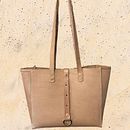 Mi proyecto del curso: Creación de bolsos de piel personalizados cosidos a mano. Design de acessórios, Artesanato, Design de moda, e Costura projeto de Silvia König - 13.07.2023
