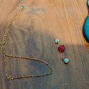 Collar hecho con elementos reciclados . Un proyecto de Artesanía de Ximena Rivas Ruiz - 09.07.2023