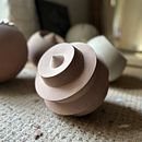 Carving a Scottish red Sandstone sphere. Een project van Beeldhouwwerk van Zoë Wilson - 22.07.2023