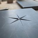 Geometric Snowflake in Welsh Slate. Een project van Beeldhouwwerk van Zoë Wilson - 22.07.2023