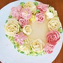 My project for course: Decorative Buttercream Flowers for Cake Design. Design, e DIY projeto de Lama Bayoun - 26.07.2023