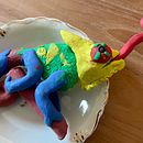 Mein Abschlussprojekt für den Kurs: Charakterdesign mit Keramik: Erforsche Farbe und Textur. Un progetto di Character design, Artigianato, Belle arti, Scultura e Ceramica di tinagiesen - 31.07.2023