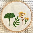 Meu projeto do curso: Bordado de padrões botânicos para roupas. Arts, Crafts, Pattern Design, Embroider, Fiber Arts, Botanical Illustration, Upc, cling, and Textile Design project by Adriana Strapasson - 08.02.2023