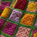 Meu projeto do curso: Granny square de crochê: crie sua própria malha. Projekt z dziedziny Projektowanie mod,  Tkactwo, DIY, Sz, dełkowanie, Wzornictwo tekst i liów użytkownika Vitória Sachetti - 02.10.2022
