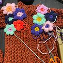 Mi proyecto del curso: Crochet: teje un suéter colorido con aplicaciones florales. Un proyecto de Crochet y Diseño textil de nenabolamla - 08.08.2023