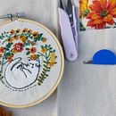 Mon projet du cours : Illustrations brodées : de l'aquarelle au fil à coudre. Een project van Ontwerp van accessoires, Kostuumontwerp, Craft, Borduurwerk, Textiel, Kleurentheorie y Textielontwerp van lculma17 - 10.08.2023