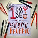 Lettering (lápis/caneta hidrocor) - "1 dose de amor próprio" Ein Projekt aus dem Bereich Traditionelle Illustration, Lettering, Kreativität, Bleistiftzeichnung, H und Lettering von Lia Cham - 30.06.2020