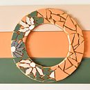 Meu projeto do curso: Mosaicos contemporâneos: crie composições florais com azulejos. Un proyecto de Artesanía, Diseño, creación de muebles					, Cerámica, Interiorismo y DIY de Fabilene Freitas - 26.08.2023