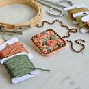 Mon projet du cours : Broderie : créez des motifs floraux sur du feutre   Ein Projekt aus dem Bereich Erweiterungsentwicklung, H, werk, Musterdesign, Botanische Illustration und Textildesign von Nelly Glassmann - 02.09.2023