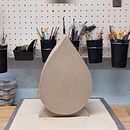 Water drop vase and stand  Ein Projekt aus dem Bereich Erweiterungsentwicklung, H, werk und Keramik von Tania Briere - 01.09.2023