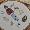 Mi proyecto del curso: Bordado con textura: combina puntadas y mostacillas. Un proyecto de Diseño de complementos, Diseño de vestuario, Artesanía, Bordado, Tejido, Teoría del color y Diseño textil de Valentina Castillo - 04.09.2023