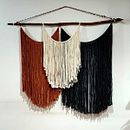 Mi proyecto del curso: Introducción al macramé: creación de un tapiz decorativo. Un proyecto de Diseño de complementos, Artesanía, Diseño de interiores, Decoración de interiores, Tejido, Macramé y Diseño textil de Simone Protti - 30.08.2023