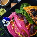 Beetroot Hummus and Beetroot Tart. Un progetto di Fotografia, Fotografia gastronomica, Food St e ling di Jacqueline Kinnear - 14.09.2023