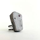 Rhodolite Garnet Concrete Ring. Een project van 3D, Ontwerp van accessoires, Craft, Sieradenontwerp y  Modeontwerp van traceycarswell - 20.04.2020