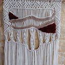 My project for course: Intro to Macraweaving: Make a Wall Hanging. Projekt z dziedziny Projektowanie dodatków, Projektowanie wnętrz,  Dekoracja wnętrz,  Tkactwo, Makrama, Tkanie, Wzornictwo tekst i liów użytkownika Farida Juzer - 21.09.2023