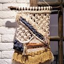 Meu projeto do curso: Macraweave: teça painéis contemporâneos com macramê e tecelagem . % flaviadenni tarafından hazırlanan Aksesuar Tasarımı, Dekoras, on, El, af Sanatları, Makrome, Dokuma, Ve Tekstil Tasarımı projesi - 09.29.2023