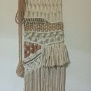 Mi proyecto del curso: Introducción al macramé: creación de un tapiz decorativo. Een project van Ontwerp van accessoires, Craft, Interieurontwerp,  Interieurdecoratie, Textiel, Macramé y Textielontwerp van Gianny Ricardo Santos - 30.09.2023
