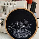 Meu projeto do curso: Bordado com máquina de costura. Projekt z dziedziny Projektowanie dodatków, Projektowanie mod,  Haft,  Sz, cie,  Tkactwo, R, sunek botaniczn, Wzornictwo tekst i liów użytkownika Camila Alexandre Ferraz - 02.10.2023