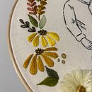 Mi proyecto del curso: Bordado con textura: combina puntadas y mostacillas. Un progetto di Design di accessori, Costume design, Artigianato, Ricamo, Fiber Art, Teoria del colore e Textile Design di Leandra Grau - 13.10.2023