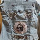 Mi proyecto del curso: Diseño de moda: pintura y bordado sobre prendas . % Mercedes Giraldo tarafından hazırlanan Tablo, Moda Tasarımı, Nakış, Kendin Yap, Geri dönüşüm, Ve Tekstil Tasarımı projesi - 10.14.2023