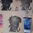 se me ha hecho imposible, pasar el sello a la hoja, alli presento la tinta q uso y la goma q uso, el papel es kraf, no se si me pueden ayudar es lo q consigo en mi ciudad, cucuta.. Een project van Traditionele illustratie, Craft,  Beeldende kunst, T, pografie, Printen y Graveren van rosario de la puente torres - 27.10.2023