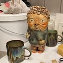 Ceramic Character Design: Explore Color and Texture: The granny. Design de personagens, Artesanato, Artes plásticas, Escultura, e Cerâmica projeto de Annu Tertsonen - 30.10.2023