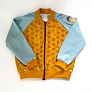 Final Project for course 'Make and Customize Your First Bomber Jacket by Lydia Higginson''. Een project van  Modeontwerp, Naaiwerk y Patroonontwerp en kleermakerij van Jeff Fontelera - 05.11.2023