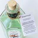 Packaging design for a non-alcoholic spirit . Projekt z dziedziny Projektowanie produktowe, Projektowanie graficzne, Fotografia produktowa, Strategia marki, Projektowanie logot, pów, Br, ing i ident i fikacja wizualna użytkownika Silke Van Havere - 12.11.2023