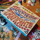 Meu projeto do curso: Lettering popular brasileiro. Design, Tipografia, Caligrafia, e Desenho tipográfico projeto de Luiza Kame - 20.11.2023