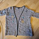 Mein Abschlussprojekt für den Kurs: Visible Mending: verleihe deiner gestrickten Kleidung Farbe Ein Projekt aus dem Bereich Modedesign, Stickerei, Nähen, Weben, Upc, cling, Weben und Textildesign von Regina Kaatz - 21.11.2023