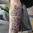 Mein Abschlussprojekt für den Kurs: Botanisches Tattoo mit Pointillismus. Un proyecto de Ilustración tradicional, Diseño de tatuajes e Ilustración botánica de Rafal Plich - 20.11.2023