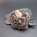 Cuckoo's egg in a nest hair clip. Un progetto di Artigianato, Design di gioielli e Scultura di Becca Ross - 30.11.2023