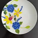 Mon projet du cours : Illustration florale sur céramique. Een project van Traditionele illustratie, Craft,  Beeldende kunst y Keramiek van mariana_s_salas - 05.10.2023