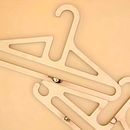 Wooden hangers. Een project van Productontwerp van Krystian Olek - 03.10.2023