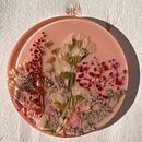 Posavasos de resina y flores preservadas. Een project van Ontwerp van accessoires, Craft, Sieradenontwerp y DIY van Ana Aguín López - 03.01.2024