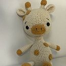 Amigurumi-Tiere häkeln (Giraffe) . Un proyecto de Artesanía, Diseño de juguetes, Crochet, Amigurumi y Diseño textil de Zoukaa Almadani - 05.01.2024