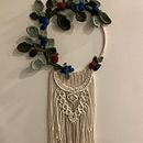 My project for course: 3D Macramé for Botanical Wall Hanging (wreath). Een project van Craft,  Interieur, Textiel, Macramé y Textielontwerp van trina_maclean - 12.01.2024